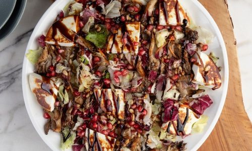 Γιορτινή σαλάτα με ψητά μανιτάρια και μανούρι