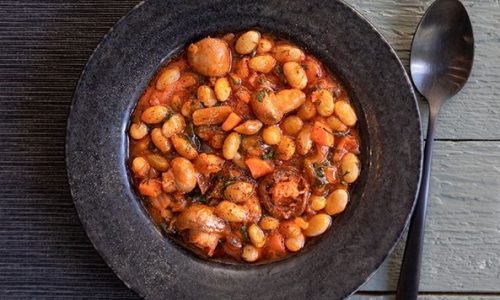 Συνταγή για φασόλια χάντρες κοκκινιστά με λαχανικά