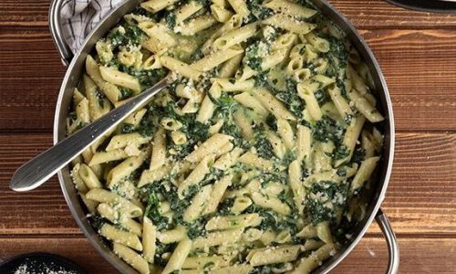 Ζυμαρικά με σάλτσα από σέσκουλα και φρέσκα κρεμμυδάκια