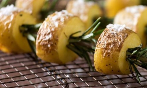 Ψητές πατάτες με δεντρολίβανο σε σουβλάκι