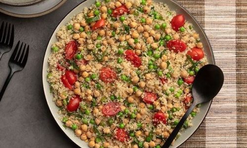 Εύκολη και θρεπτική σαλάτα με κινόα και ρεβίθια