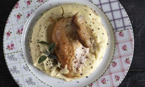 Συνταγή για κοτόπουλο σε γάλα από τον Άκη Πετρετζίκη