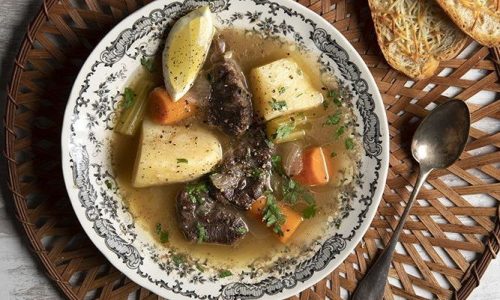 Ζεστή κρεατόσουπα στη χύτρα ταχύτητας