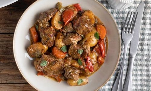 Χοιρινό με λαχανικά στη γάστρα - Νόστιμο και πολύ ζουμερό