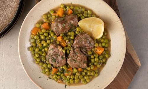 Ζουμερό μοσχαράκι λεμονάτο με αρακά στην κατσαρόλα