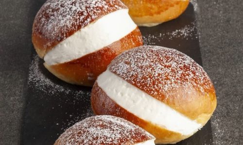 Maritozzi - Αφράτα σπιτικά ζυμαράκια γεμιστά με αέρινη σαντιγί