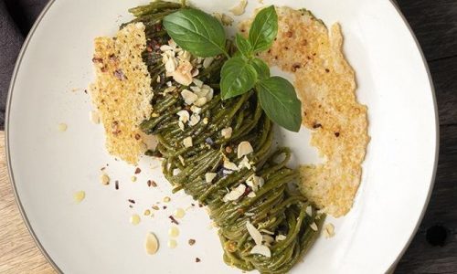 Σπαγγέτι από σπανάκι με πέστο χαρουπιού