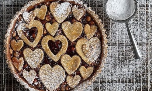 Τάρτα με μαρμελάδα φράουλα και φουντούκια για την ημέρα του Αγίου Βαλεντίνου