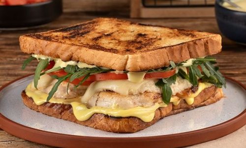 Πεινάσατε; Φτιάξτε ένα τοστ με κοτόπουλο, κρέμα παρμεζάνας και σος μουστάρδας