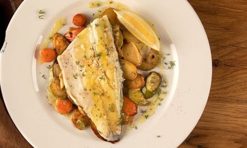 Εύκολη συνταγή για λαβράκι στον φούρνο με σάλτσα λεμονιού
