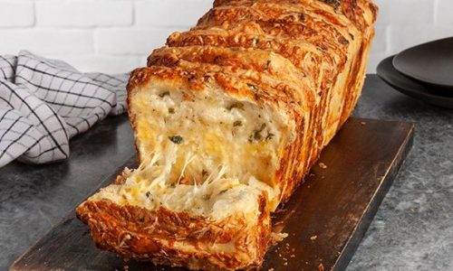 Pull-apart σκορδόψωμο: Αφράτο και λαχταριστό ψωμί με αρωματικό βούτυρο