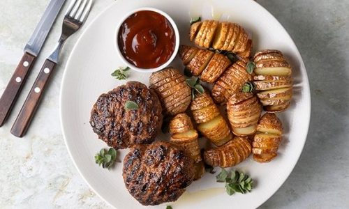 Ιδέα για τσίκνιμα: BBQ μοσχαρίσια μπιφτέκια με πατάτες ακορντεόν (hasselback)