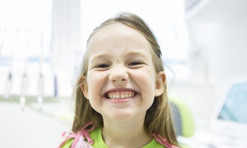 Πεταχτά μπροστινά δόντια: Πότε χρειάζεται το παιδί μου ορθοδοντική θεραπεία