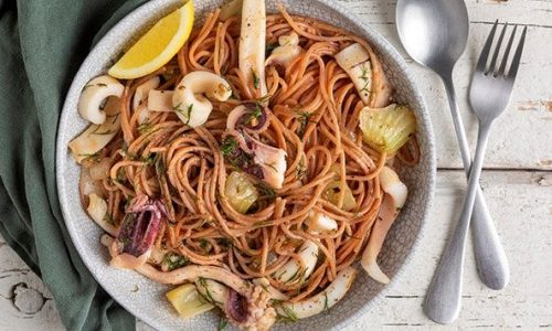 Σπαγγέτι από παντζάρι με καλαμαράκια