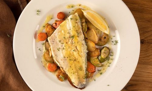 Λαβράκι στον φούρνο με σάλτσα λεμονιού