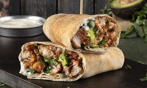 Ιδανικό σνακ για παιδιά: Τορτίγια με τραγανό τηγανητό κοτόπουλο και σος γιαουρτιού