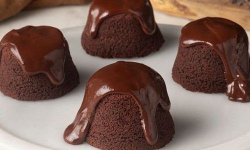 Ατομικά κέικ σοκολάτας με σάλτσα σοκολάτας - Εύκολα και γρήγορα