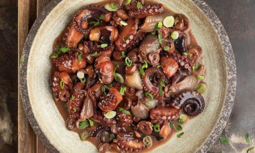 Εύκολη συνταγή για μεσογειακό χταπόδι στιφάδο με ελιές