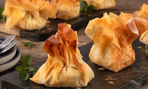 Πουγκάκια με κοτόπουλο και φύλλο κρούστας στον φούρνο