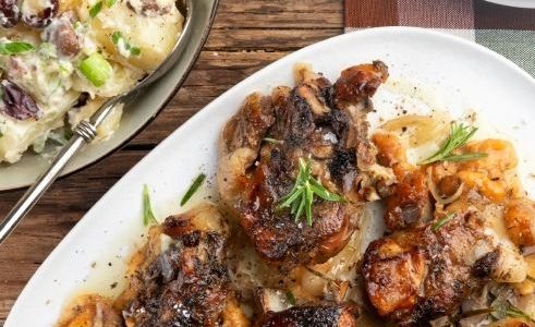 Αρνάκι στη λαδόκολλα με πατατοσαλάτα για το πασχαλινό τραπέζι