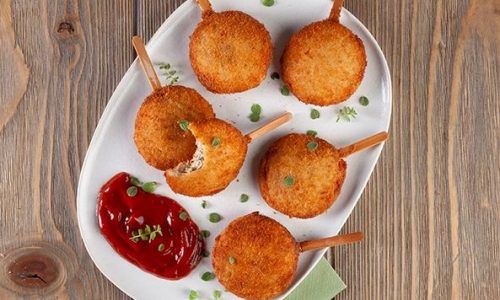 Παιχνιδιάρικες κοτοκροκέτες σε ξυλάκι για μικρούς και μεγάλους