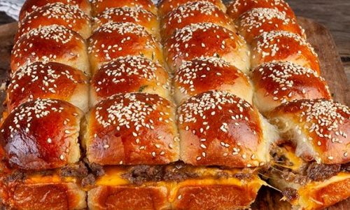 Λαχταριστά cheeseburger sliders με σπιτικά ψωμάκια