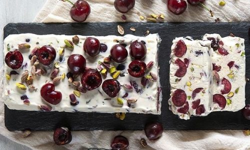 Semifreddo με κεράσια και φιστίκια Αιγίνης - Δροσερό και πολύ νόστιμο