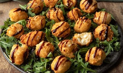 Γρήγοροι λουκουμάδες με φέτα, έτοιμοι σε 30 λεπτά