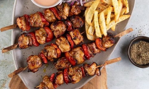 Σουβλάκια κοτόπουλου με πατάτες τηγανητές στη φριτέζα αέρος