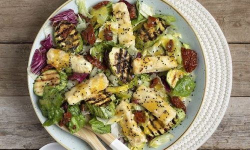 Δροσερή σαλάτα με κολοκυθάκια και τηγανητή φέτα