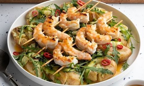 Εύκολη και χορταστική πατατοσαλάτα με ψητές γαρίδες