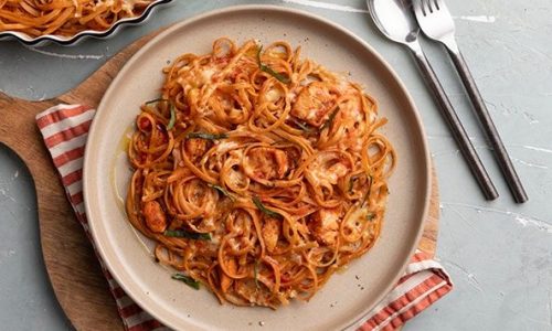 Light ζυμαρικά με κοτόπουλο, ντομάτα και μοτσαρέλα