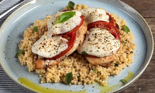 Εύκολη συνταγή για καλοκαιρινό κοτόπουλο με βασιλικό και μοτσαρέλα