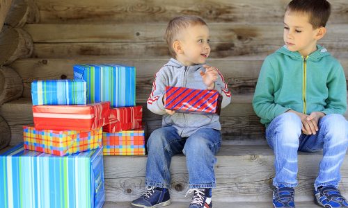 Αδελφική ζήλια: Τι να κάνετε όταν το παιδί σας ζηλεύει τα δώρα του αδερφού του