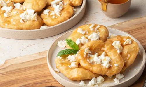 Εύκολες τηγανίτες για παιδιά με μυζήθρα και μέλι