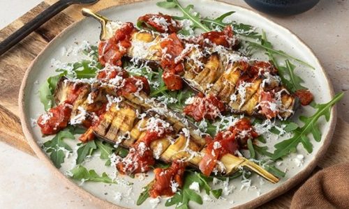 Ψητές μελιτζάνες με σάλτσα ντομάτας και φέτα