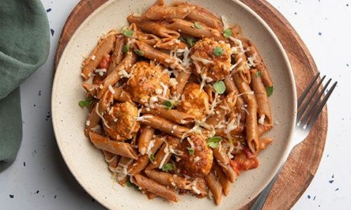 Πένες με κεφτεδάκια γαλοπούλας σε ένα σκεύος