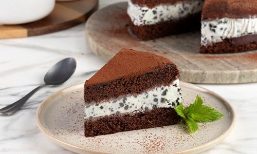 Τούρτα παγωτό cookies με σιροπιαστό σοκολατένιο παντεσπάνι