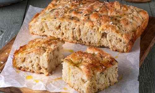 Αφράτη φοκάτσια με καραμελωμένα κρεμμύδια