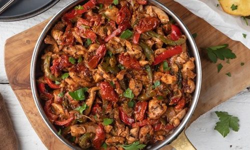 Εύκολη τηγανιά κοτόπουλο με σπιτικά λιαστά ντοματίνια