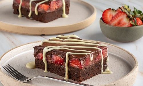 Δροσιστικό γλυκό ψυγείου με brownie, φράουλες και γκανάς σοκολάτας