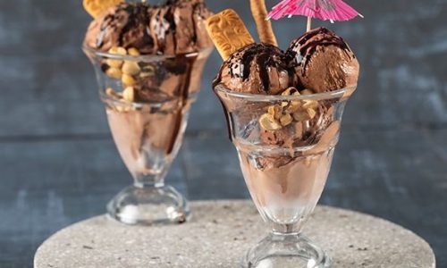 Εύκολο παγωτό Σικάγο με σοκολάτα και σιρόπι