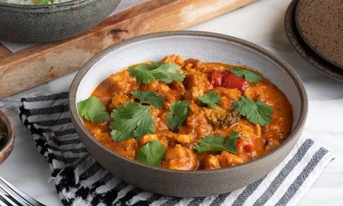 Κοτόπουλο με χειροποίητη πάστα από κόκκινο κάρι