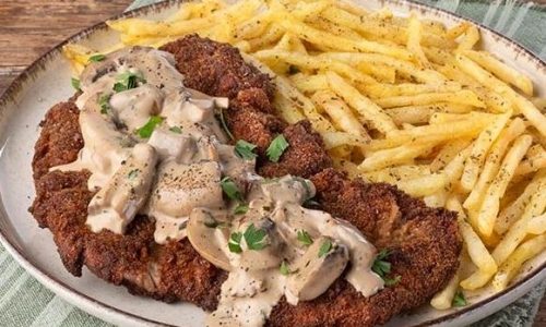 Φτιάξτε πεντανόστιμο σνίτσελ αλά κρεμ με πατάτες τηγανητές