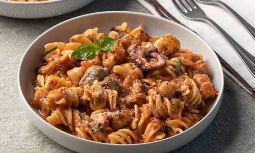 Καλοκαιρινή μακαρονάδα με κιμά θαλασσινών