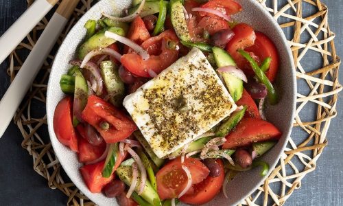 Η χωριάτικη σαλάτα του Άκη Πετρετζίκη