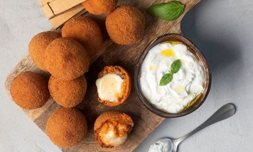 Arancini ή αλλιώς παναρισμένες κροκέτες ρυζιού με ντομάτα