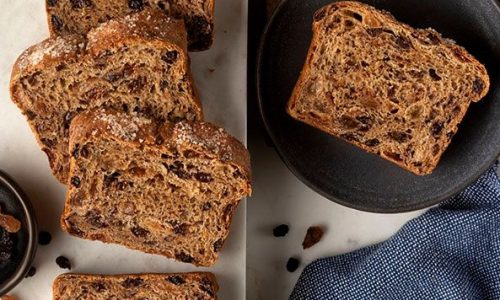 Σπιτικό σταφιδόψωμο με μαύρες και ξανθές σταφίδες