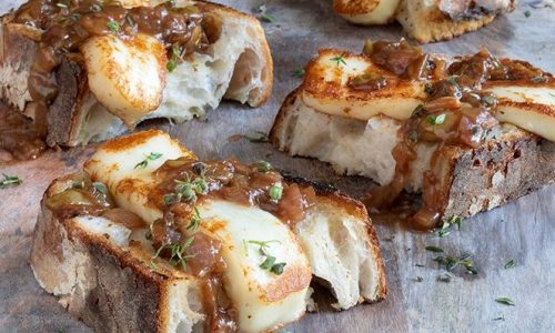 Μπρουσκέτες με μαλακό τυρί Μαστέλο και chutney σταφύλι