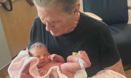 David Hasselhoff: Κρατά συγκινημένος την εγγονή του αγκαλιά